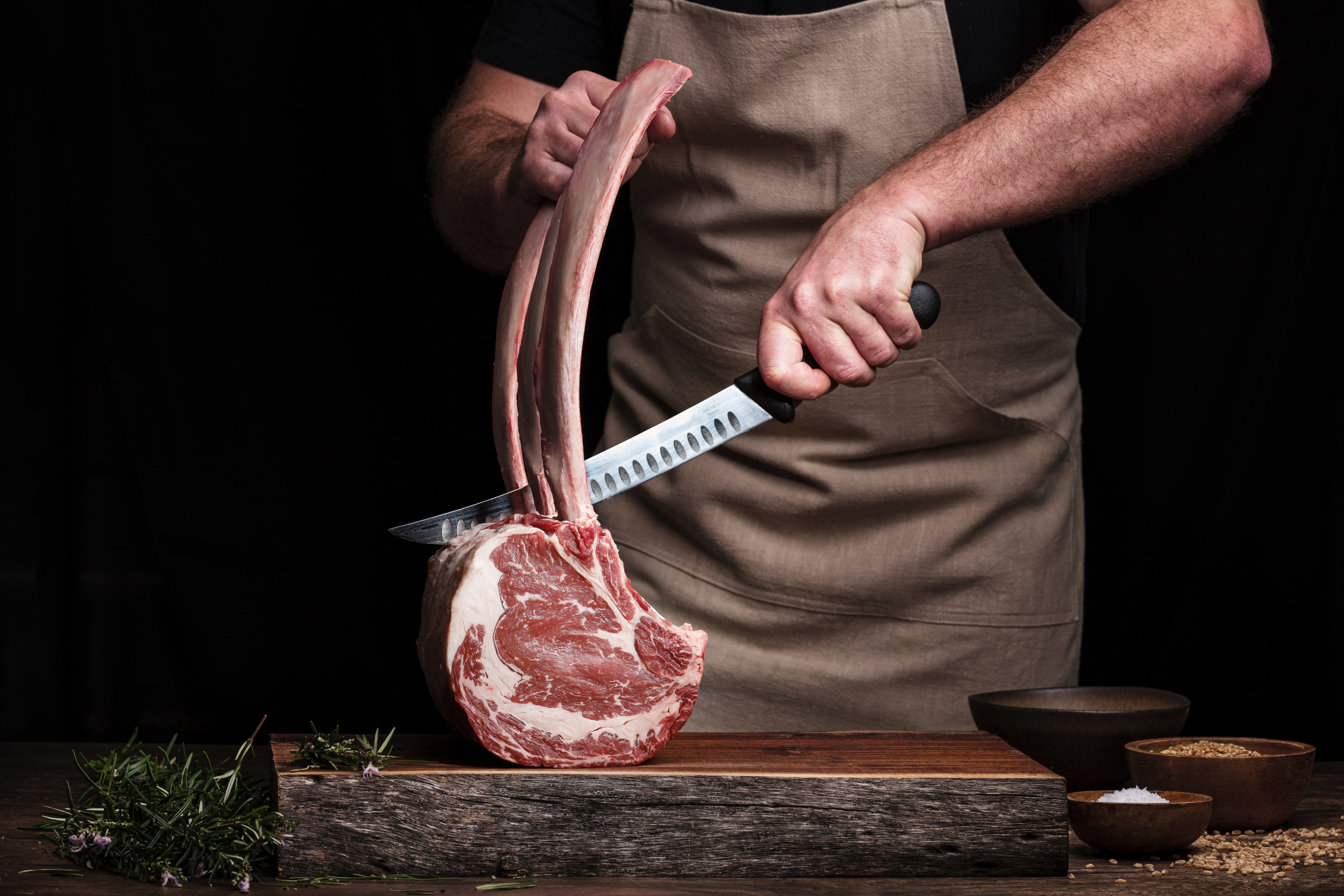 Le boucher prépare vos commandes à Paron